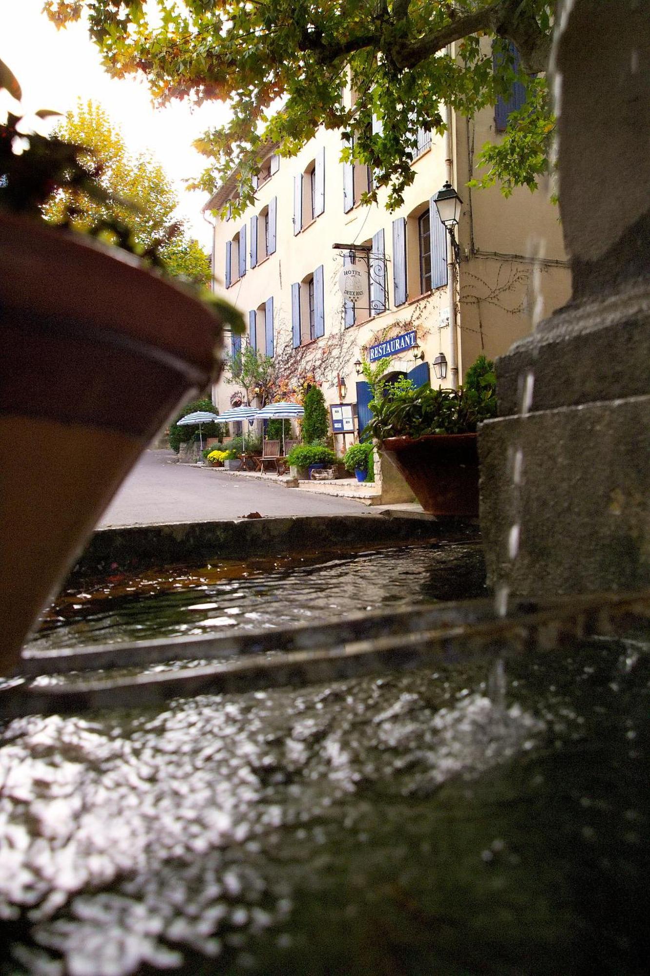 Hotel Restaurant Des Deux Rocs Seillans Bagian luar foto
